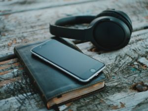 Why I Listen to Music While I Read | BookRiot.com