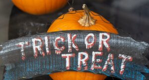 Image of a trick or treat sign with two pumpkins