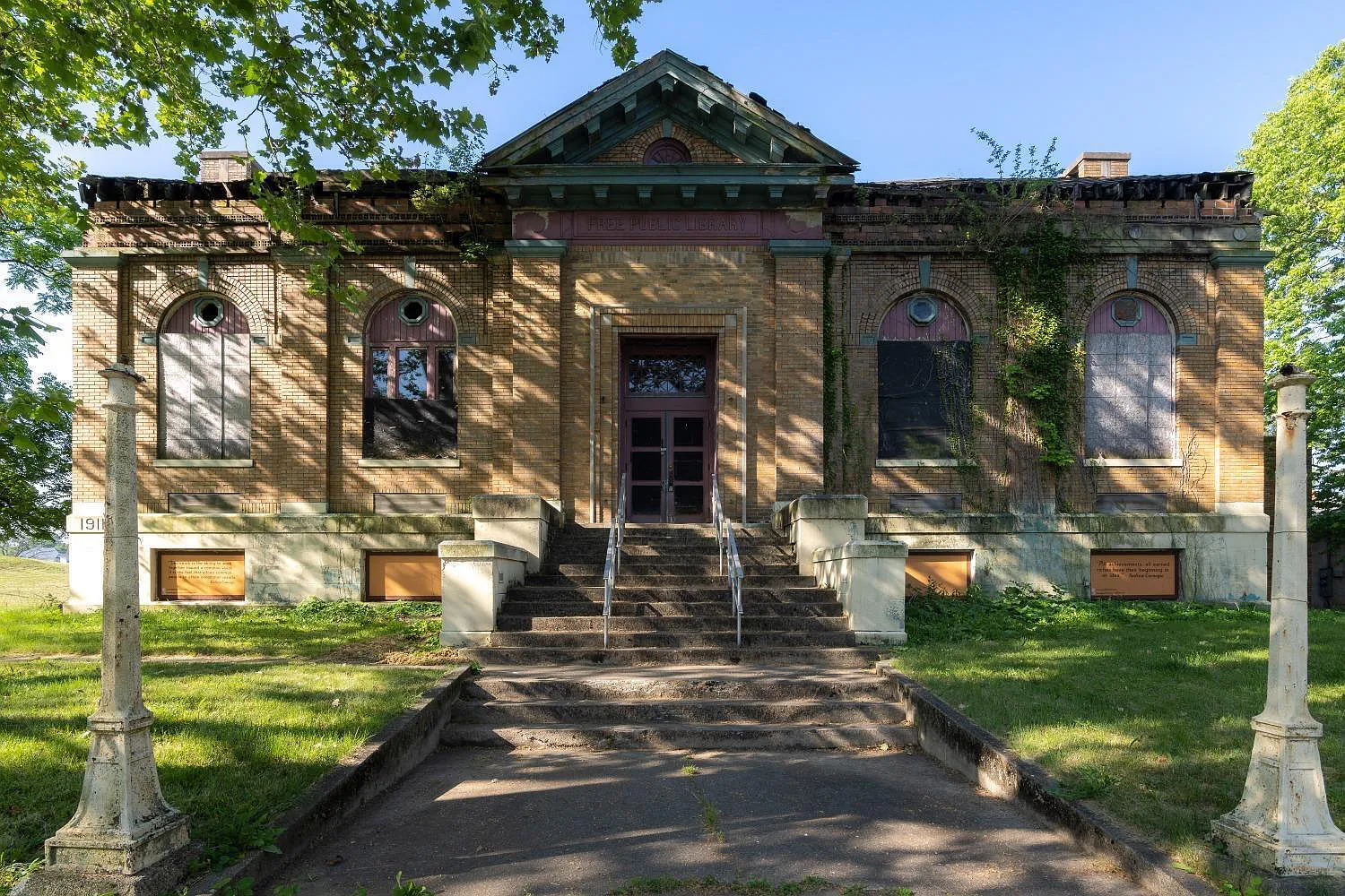 zillow image listing for middletown carnegie library.