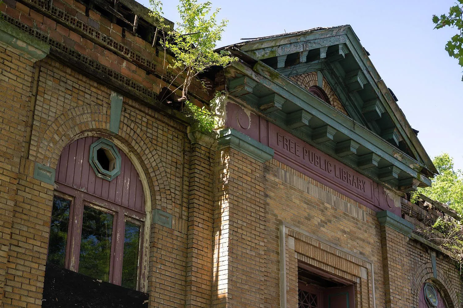 Exterior of Middletown Carnegie library.