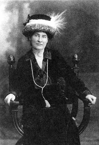 Willa_Cather_ca._1912_wearing_necklace_from_Sarah_Orne_Jewett