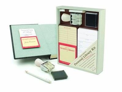 image d'un kit de bibliothèque personnel à domicile avec un timbre, des cartes de livre et un cahier