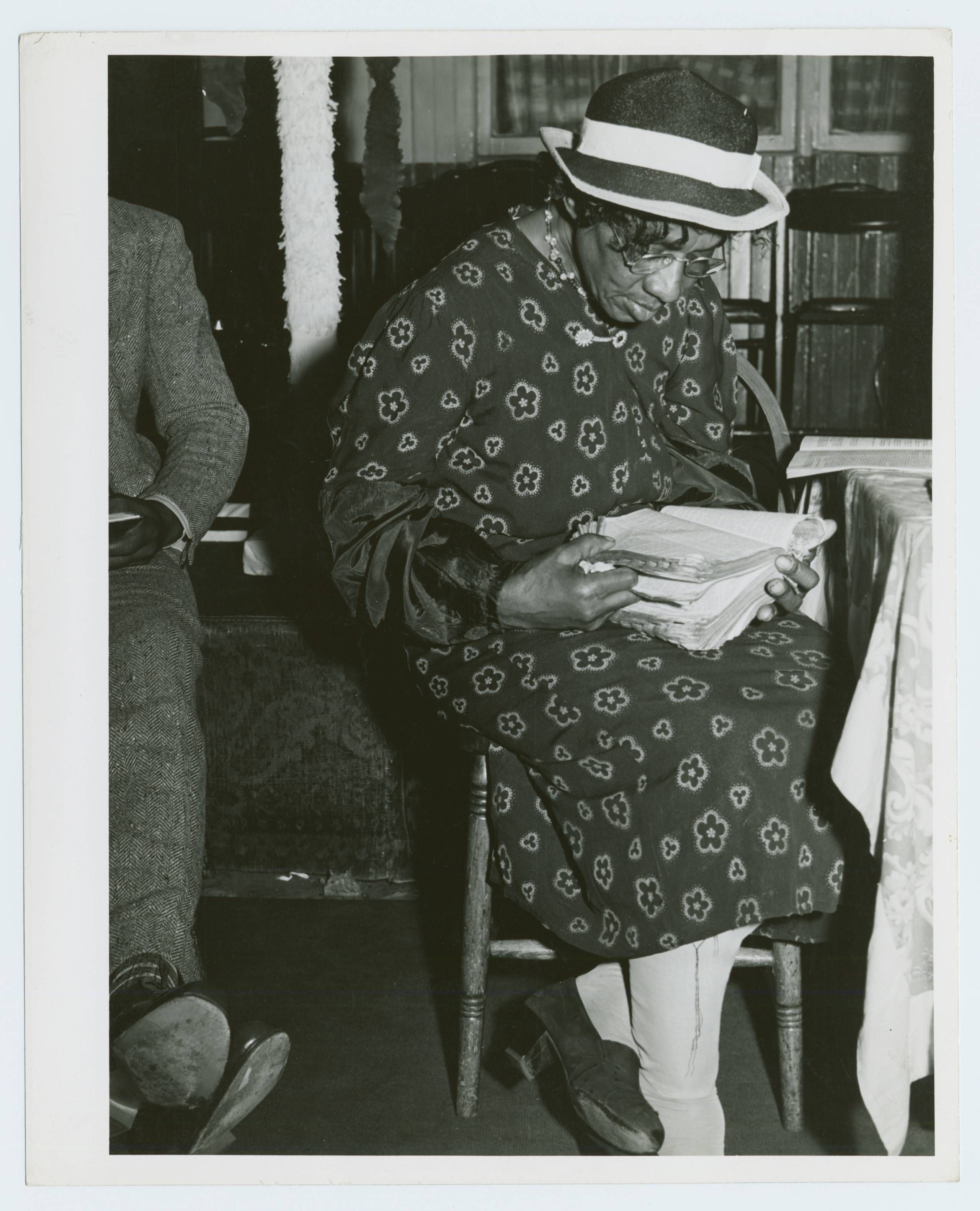 Reading the Bible in the 'storefront' Baptist Church, Chicago, Illinois - Russell Lee