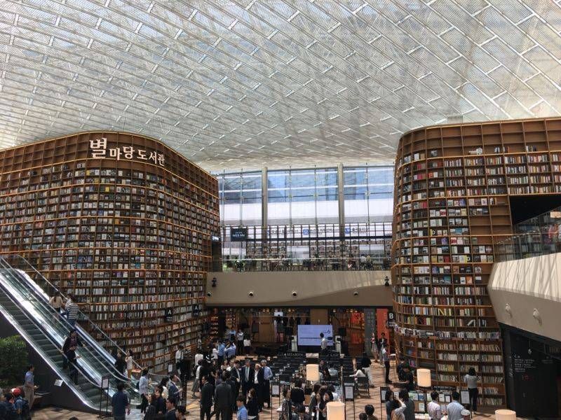 People browsing the walls of books at Seoul's new Starfield Library.