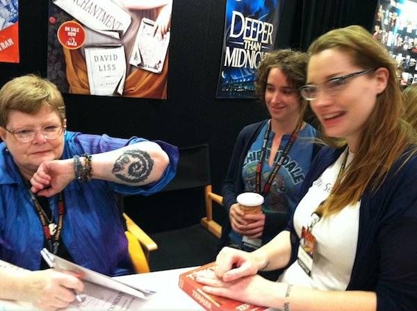 Jenn with Tamora Pierce at NYCC 2011