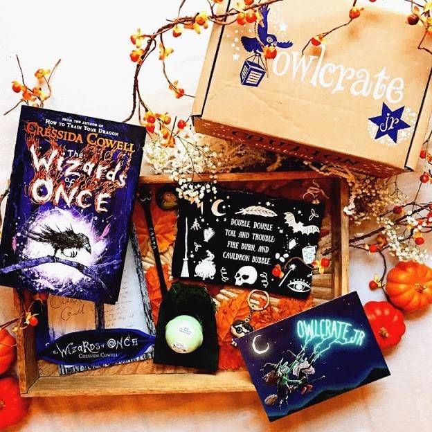 Hibou caisse Halloween pack avec le livre Les sorciers d'une fois par Cressida Cowell et d'autres bibelots effrayants et sur le thème d'Halloween