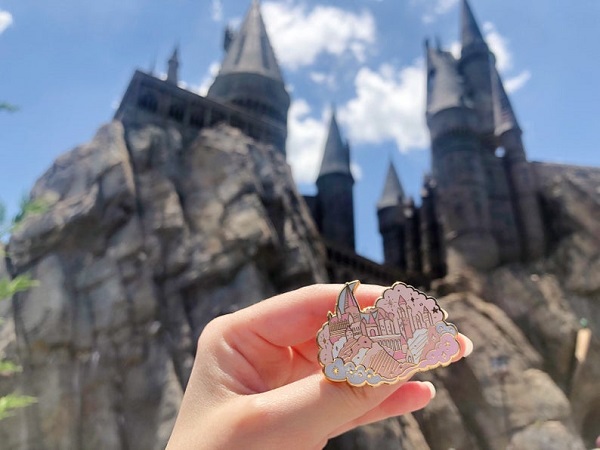Hogwarts in pink and gold enamel pin