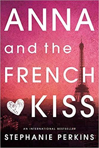 Stephanie Perkins'in Anna ve Fransız Öpücüğü'nün kapağı: büyük beyaz metinle kitabın adı;  arka planda Eyfel Kulesi pembe bir gökyüzüne karşı görülebilir