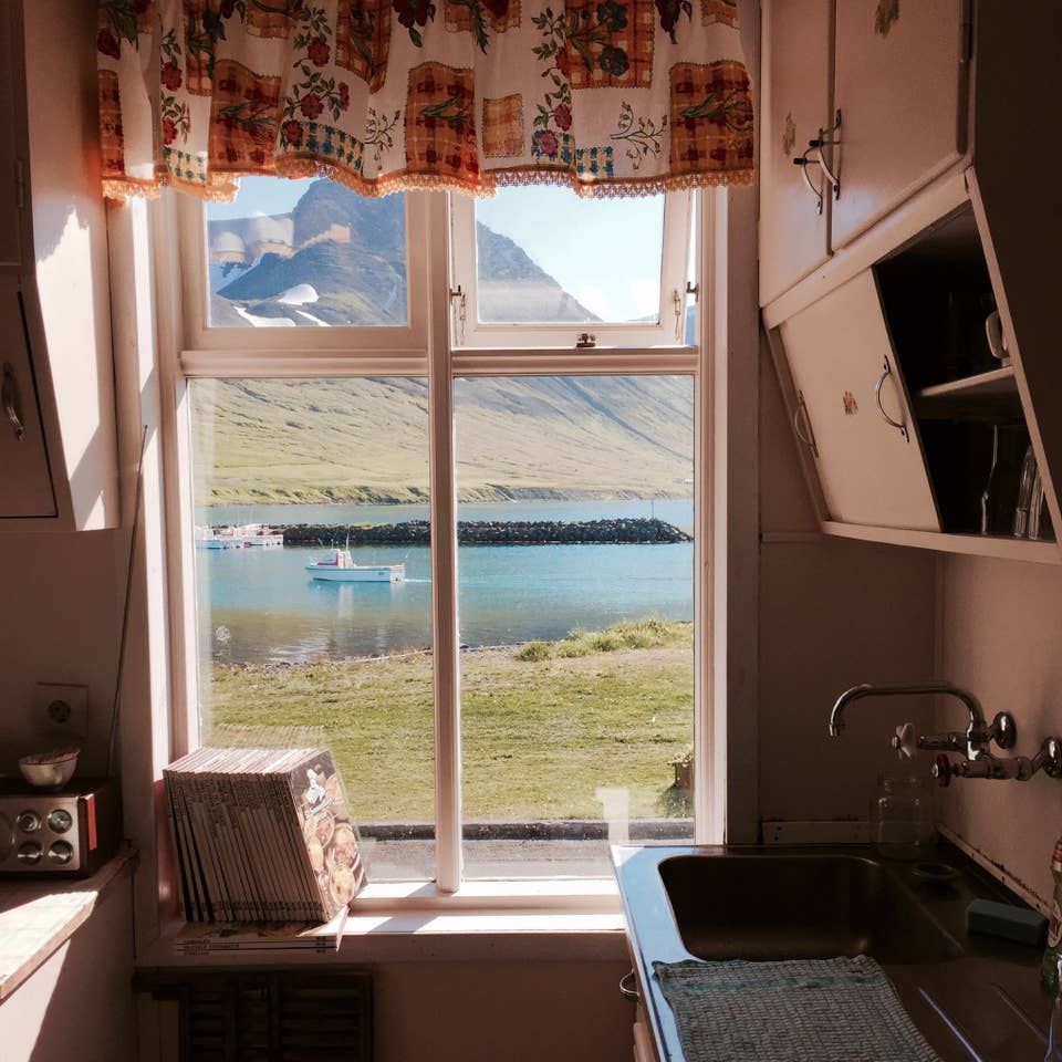 Plan Your Dream Reading Vacation in a Literary Airbnb - 29