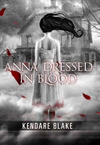 couverture d'anna vêtue de sang par kendare blake, mettant en vedette une jeune femme en blanc aux cheveux noirs debout devant une maison effrayante