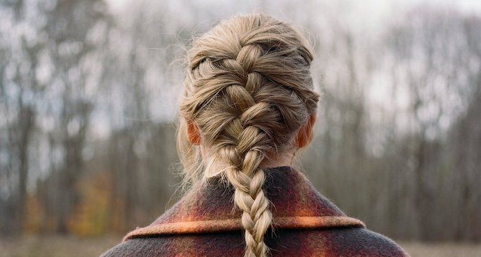 taylor swift side bun with braid