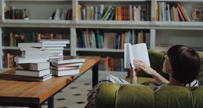 Why Reading Multiple Books at a Time is Actually Helpful - Cozy