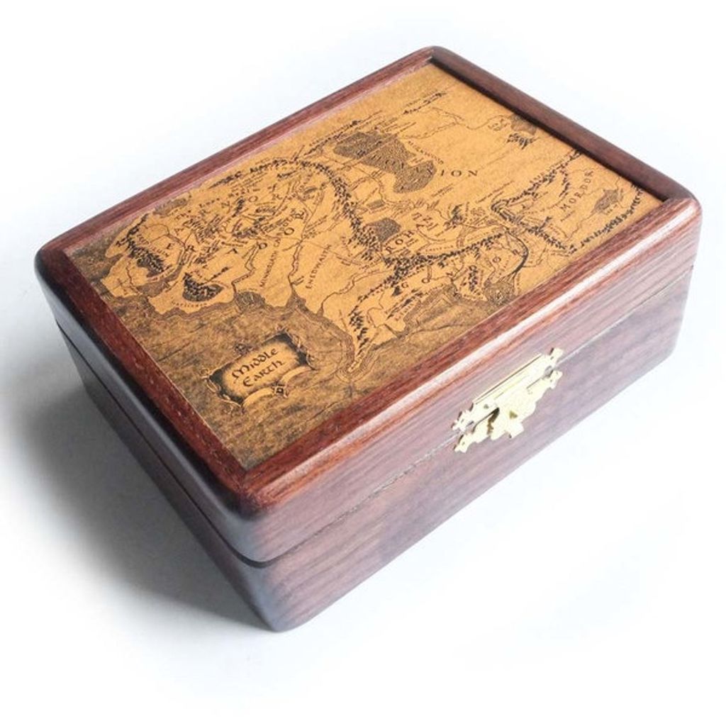 Wooden pipe box with Middle-earth map on lid