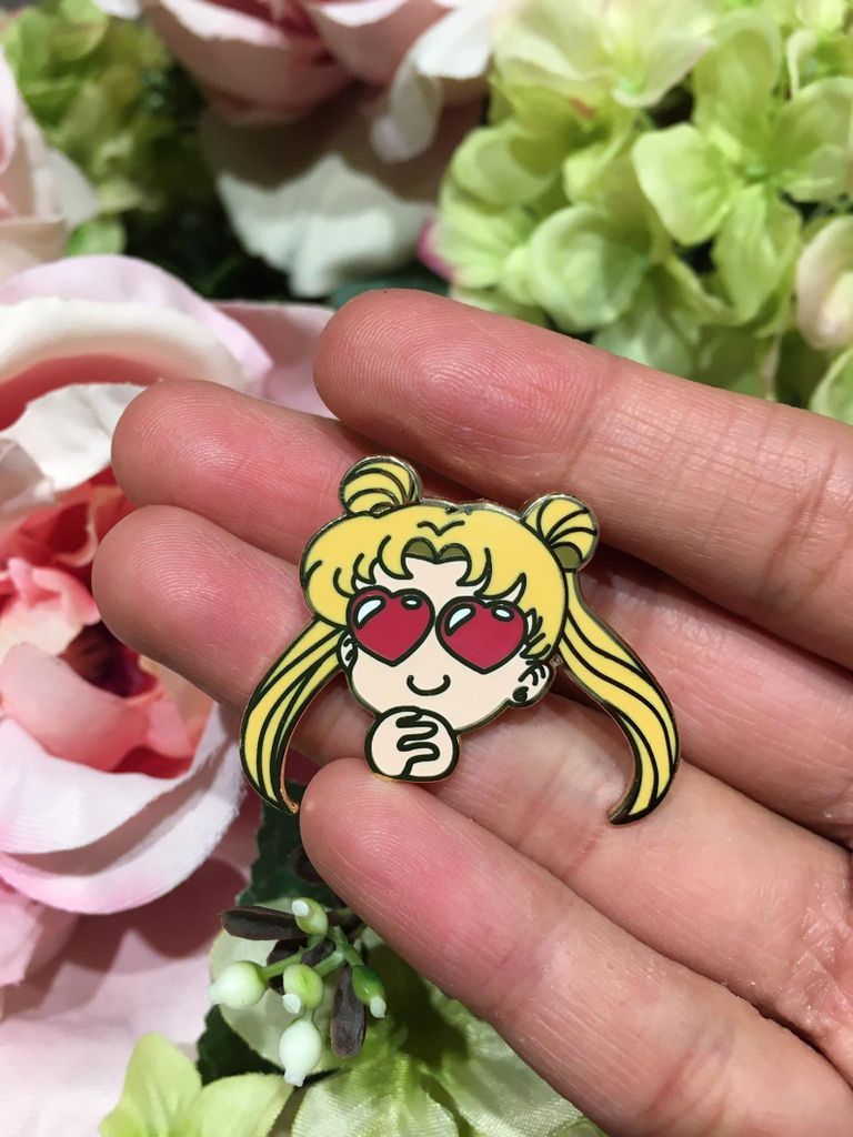 Sailor Moon heart eyes enamel pin