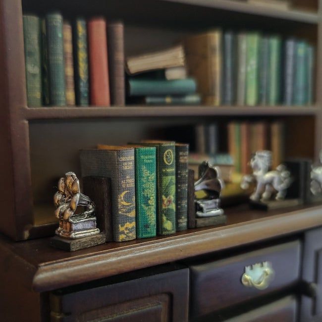 Dollhouse Bookcases and Libraries for Miniature Booklovers - 18