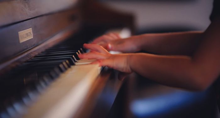 image of a child's hands playing the piano https://unsplash.com/photos/tq7RtEvezSY