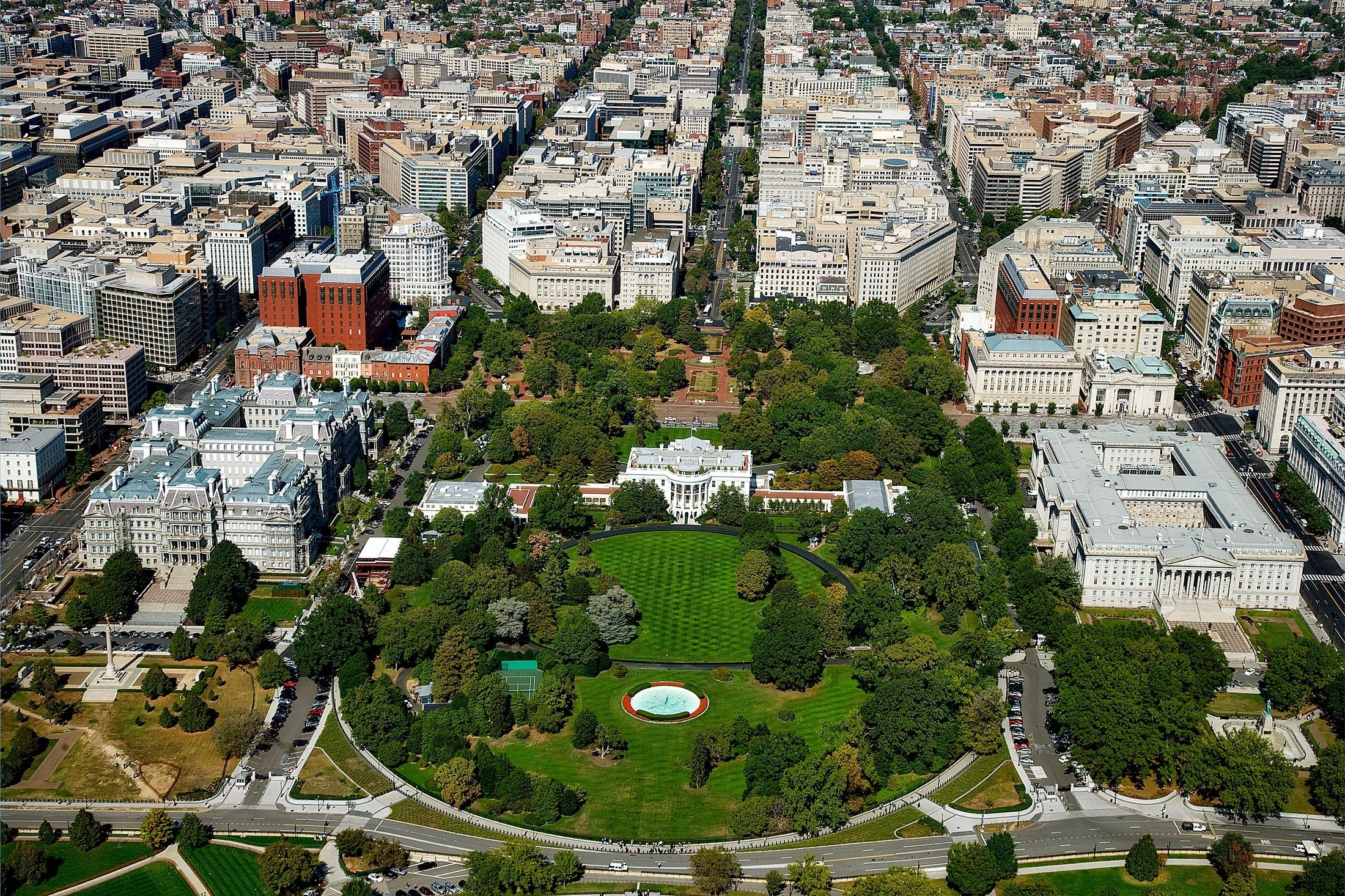An aerial view of the area arounds the White House. 