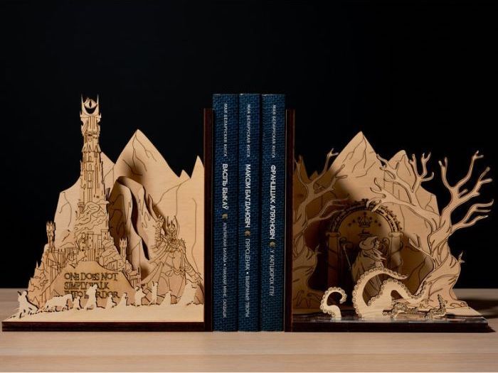 Wooden diorama Lord of the Rings bookends