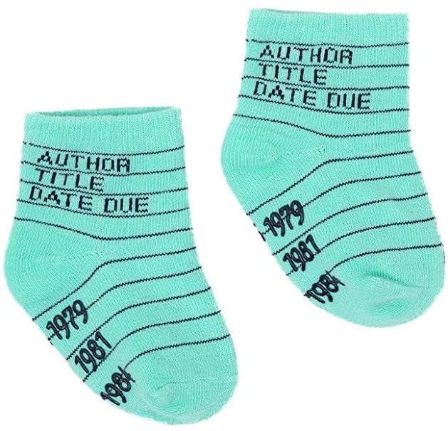 Chaussettes pour bébé bleu sarcelle qui disent en imprimé, "Auteur.  Titre.  Date d'échéance.  1979. 1981."