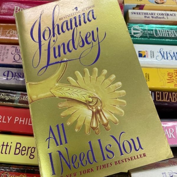 couverture de All I Need Is You de Johanna Lindsey montrant un gros plan d'un éperon de botte