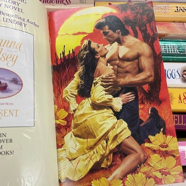 6 Book Fair Photos that Prove Romance Novels and Readers are the Best - 6