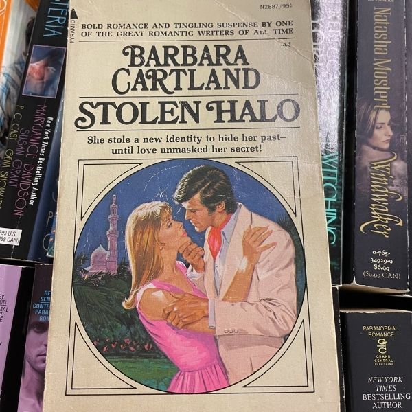 la couverture d'un roman de Barbara Cartland intitulé Halo volé.