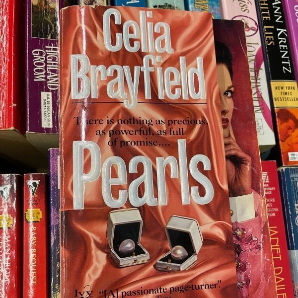 couverture de Pearls de Celia Brayfield, avec un recul évident montrant le visage d'une femme furtivement