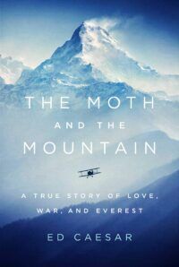 Couverture du livre The Moth and Mountain.  En arrière-plan, le mont Everest s'élève à l'horizon.  Au premier plan au milieu des nuages, un avion Gipsy Moth vole.