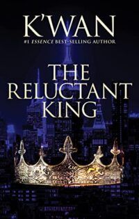 Couverture du livre The Reluctant King, montrant une couronne dorée sur un fond violet foncé qui expose les toits de la ville de New York.