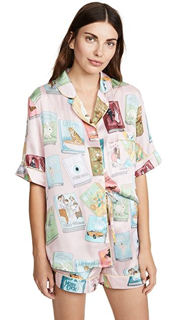 Un ensemble de pyjama court en soie rose avec un motif de couvertures de livres classiques