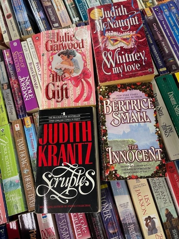 gamme de livres de poche romantiques : The Gift de Julie Garwood, Whitney My Love de Judith McNaught, Scruples de Judith Krantz et The Innocent de Bertrice Small