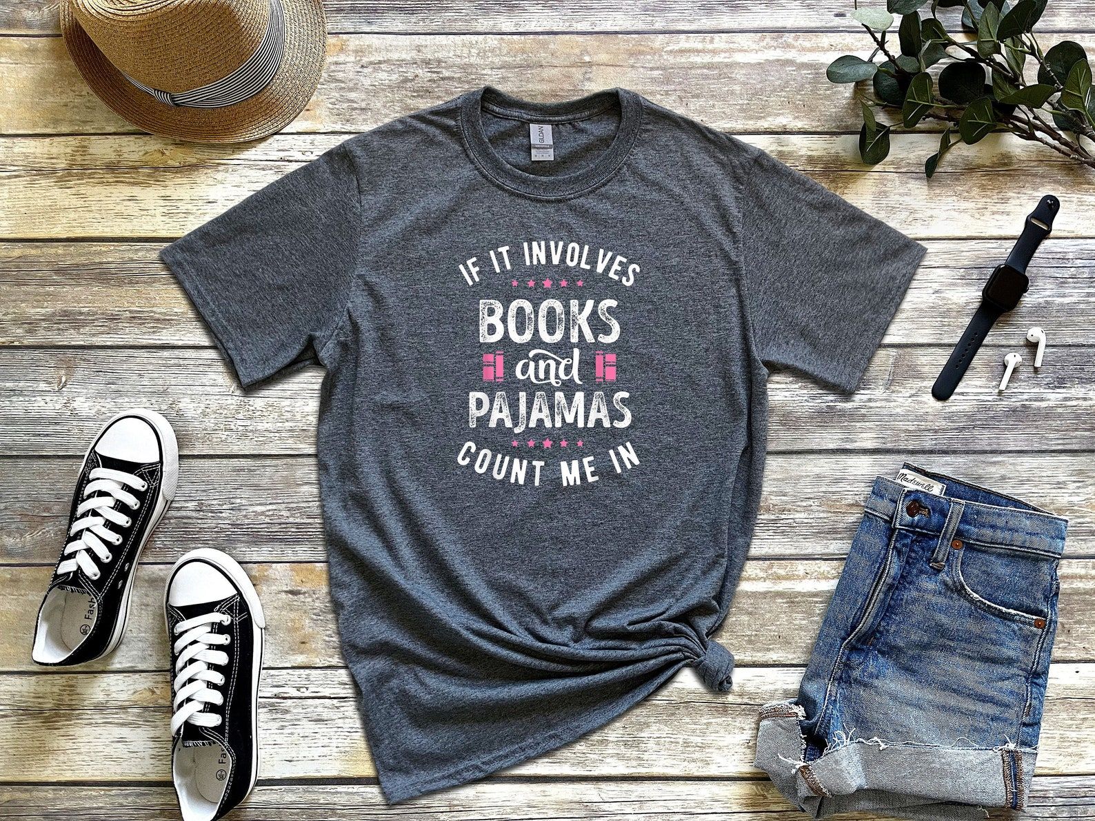 T-shirt gris qui dit Si cela implique des livres et des pyjamas, comptez-moi sur