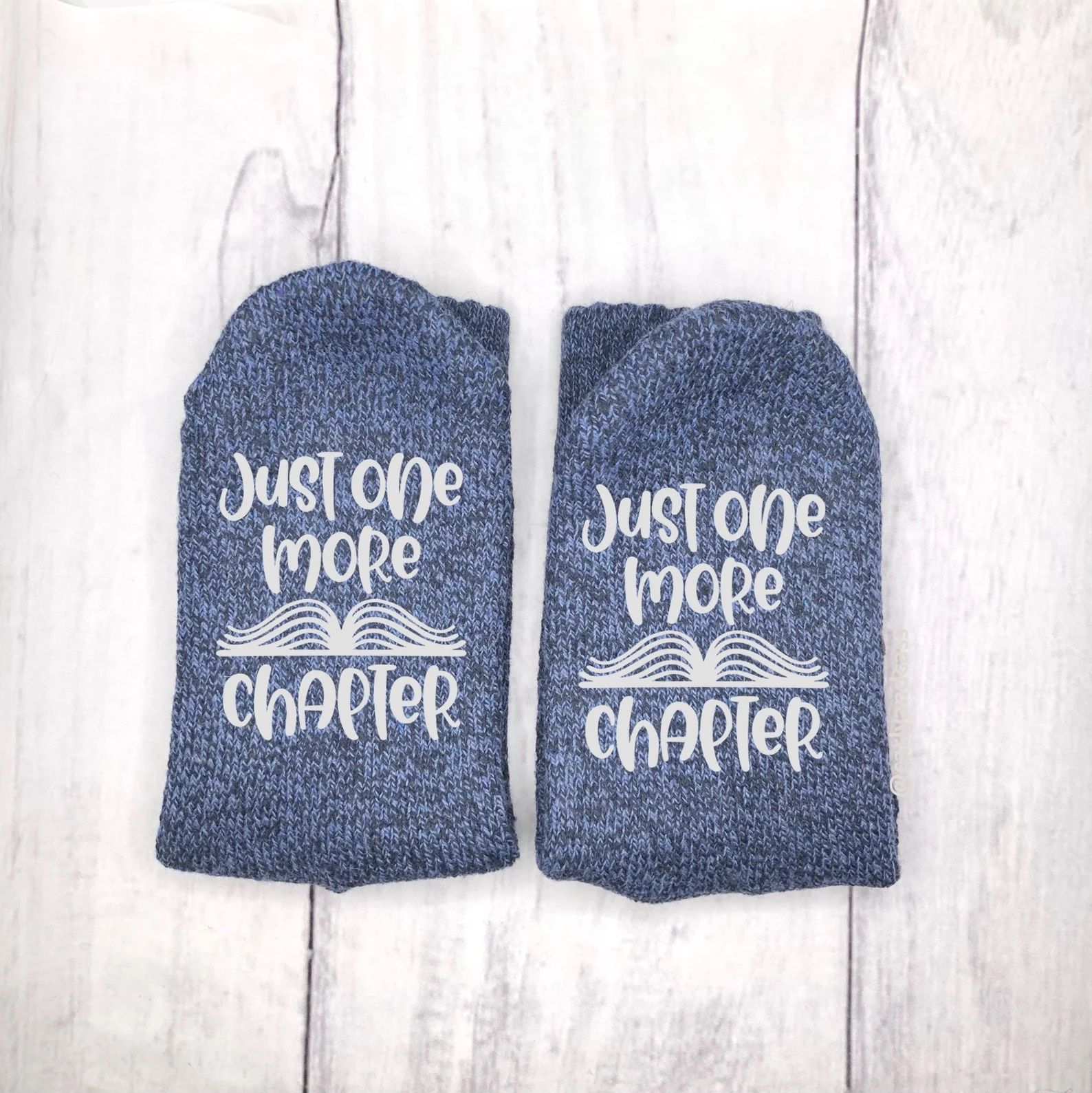 Cadeaux pour les amoureux des livres : Chaussettes bleues duveteuses avec les mots, "juste un chapitre de plus."