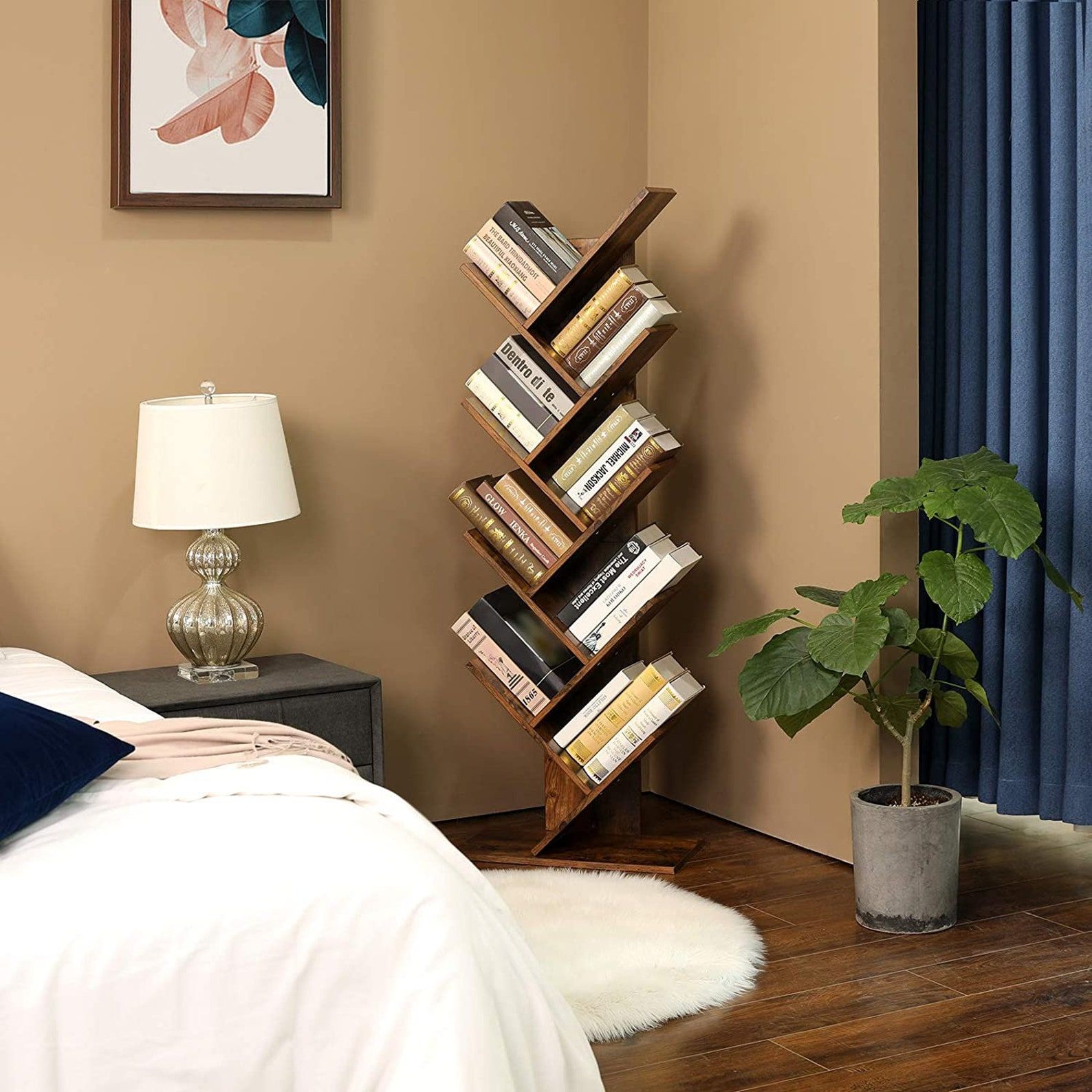 étagère en forme d'arbre sur pied avec des livres sur chaque étagère dans le coin d'une chambre