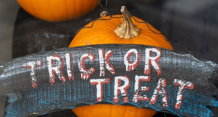 Image of a trick or treat sign with two pumpkins