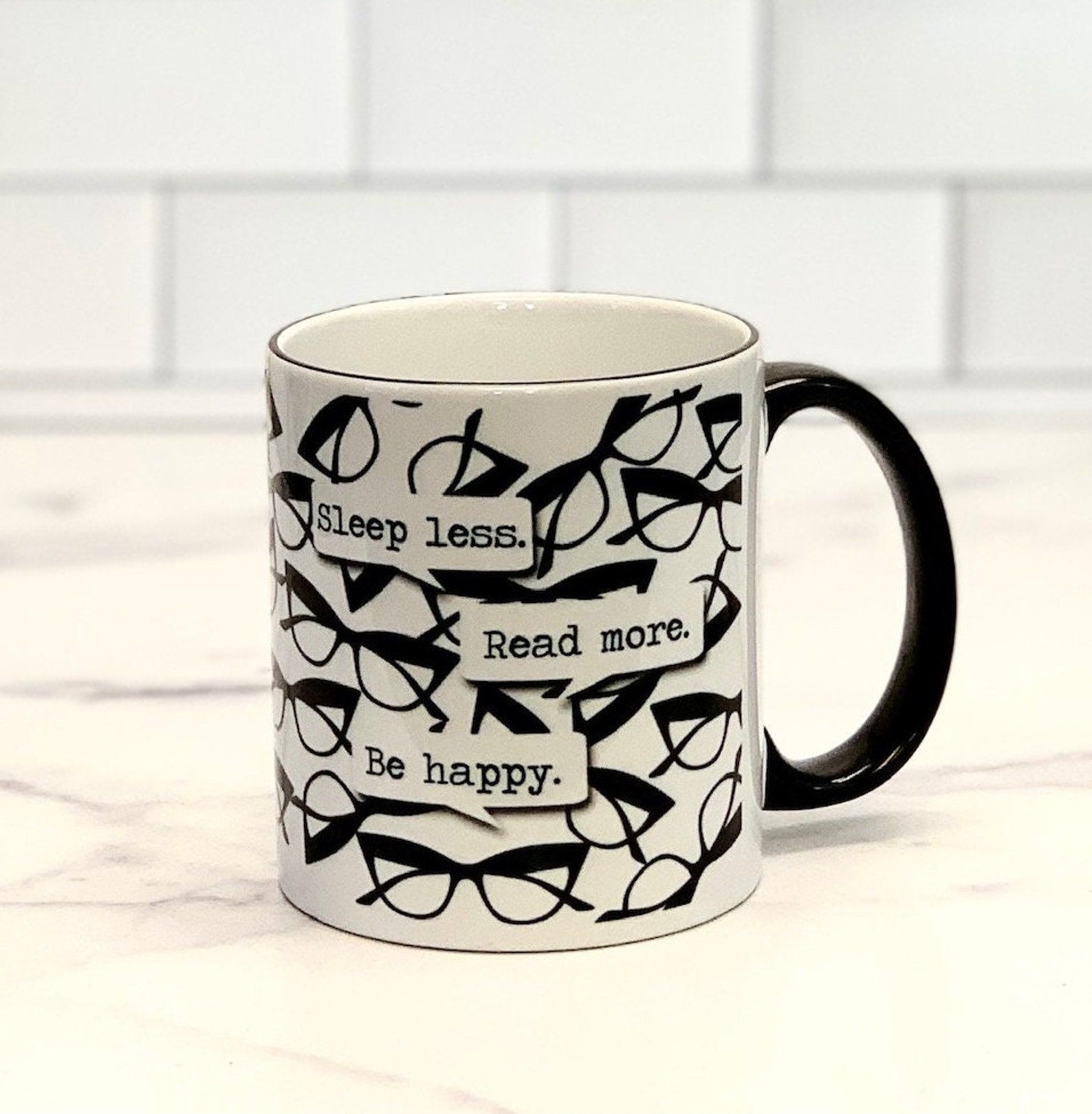 Image d'une tasse blanche avec des lunettes dessus.  Le texte lit 