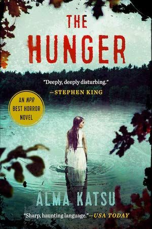 couverture de The Hunger d'Alma Katsu, mettant en vedette une femme vêtue d'une chemise blanche debout dans l'eau d'un lac aquatique