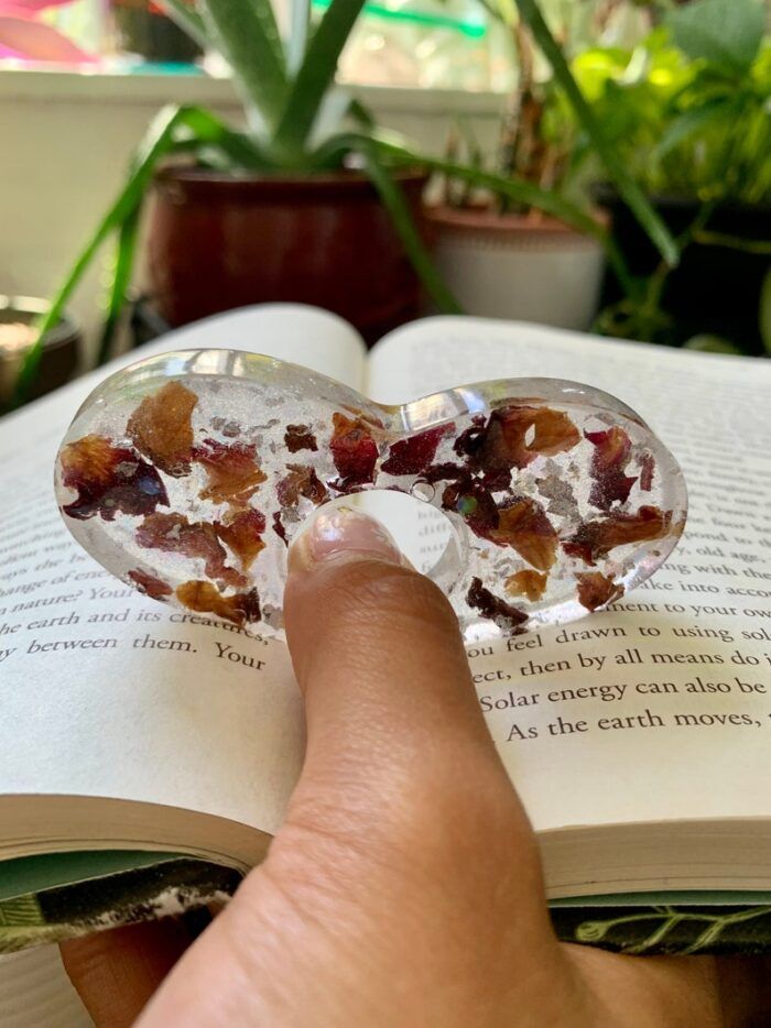 Resin heart page holder