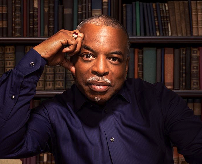 Image of LeVar Burton in front of a bookshelf. Image by Tweigel59 .