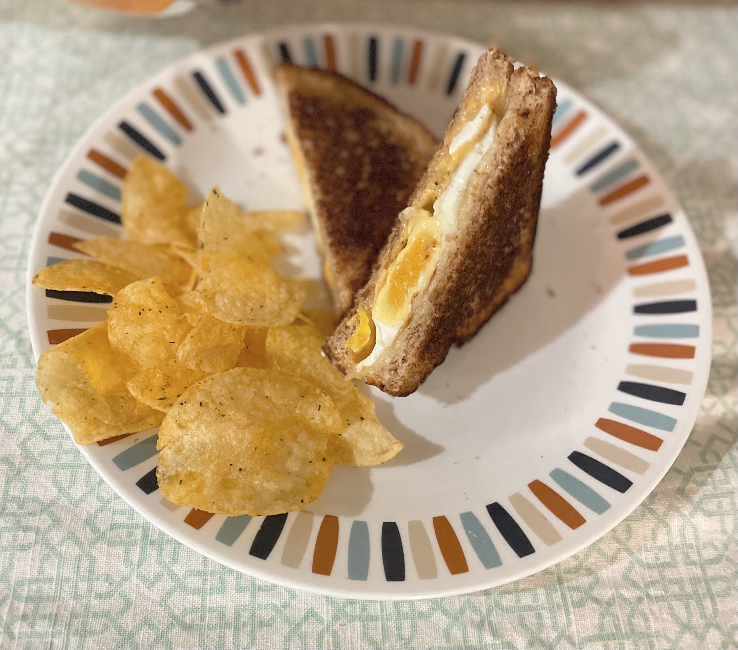 Picture of grilled cheese and chips 
