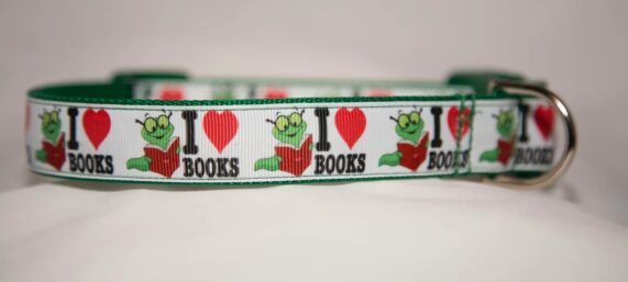 Dog collar that says I Heart Books