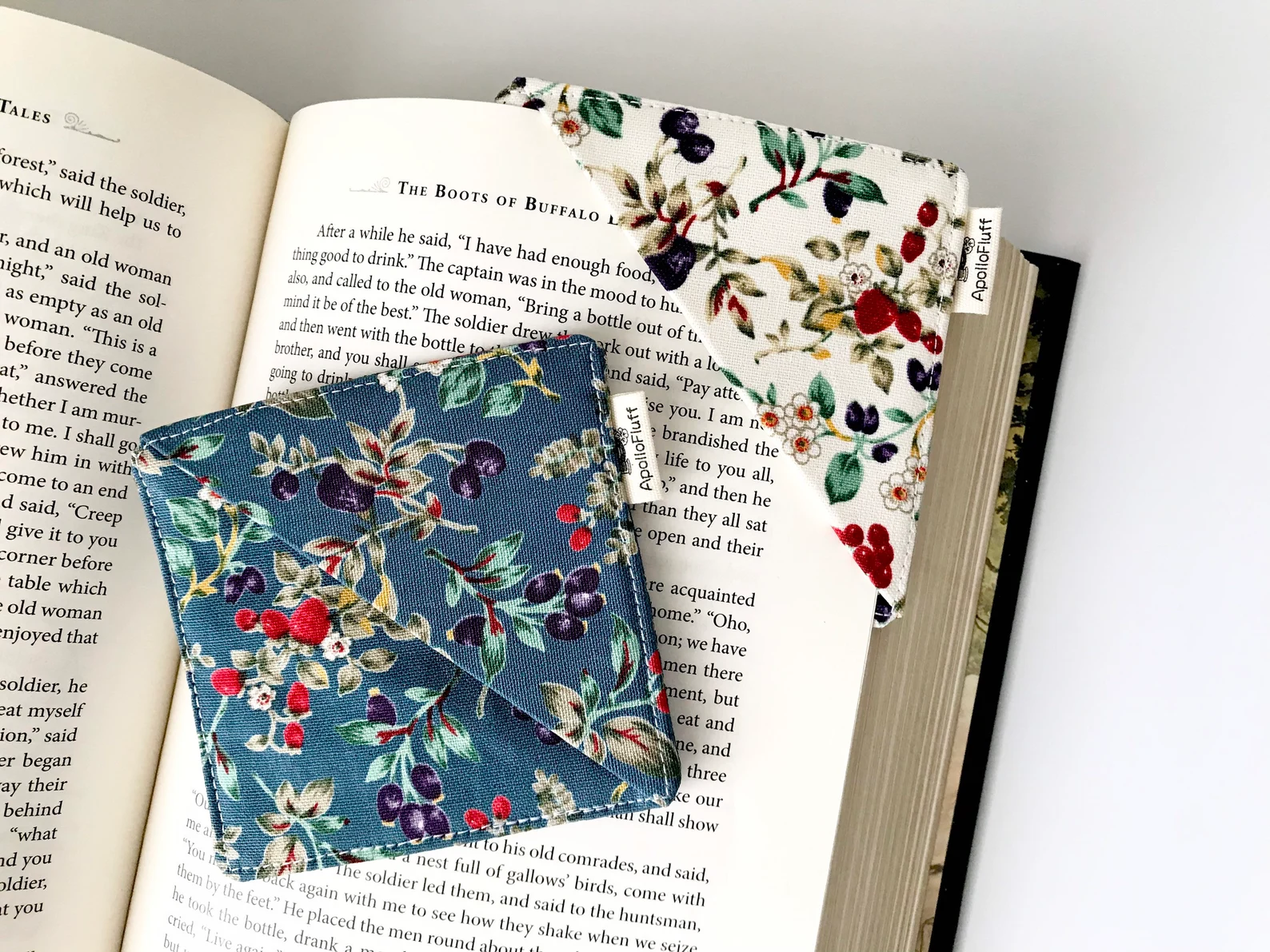 Corner bookmarks made of floral patterned cloth