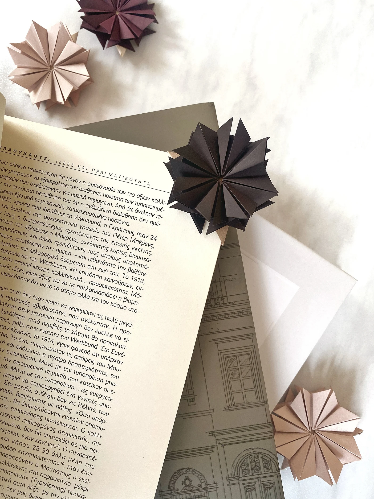 Corner bookmarks in the shape of abstract flowers