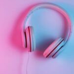 粉红色和蓝色背景耳机的图像