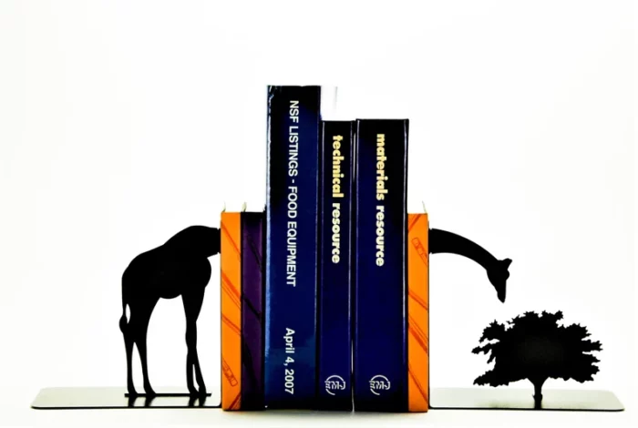 Giraffe bookends with the animal body on one side and the head grazing on the other.