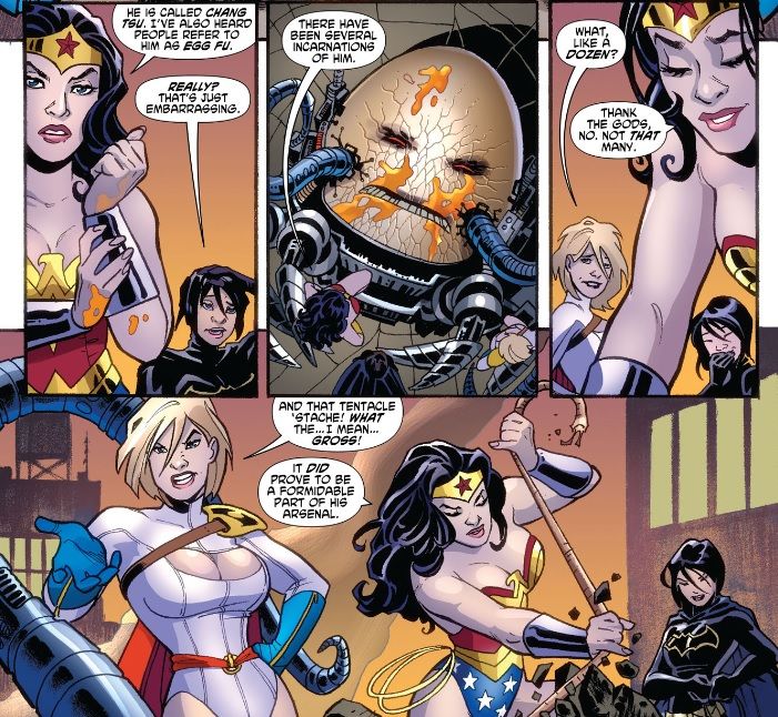 Wonder Woman #600'den.  Wonder Woman, Power Girl ve Batgirl, yenilmiş bir Egg Fu ile dalga geçiyor.