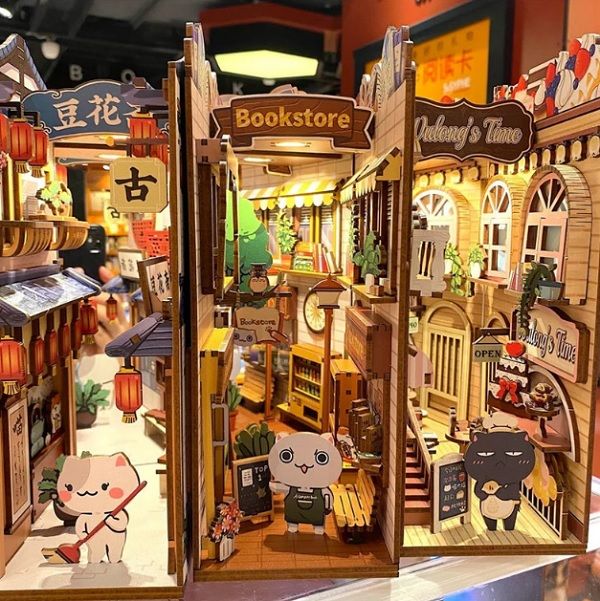 Trois Booknooks Montrant Cat Stores Avec Des Personnages De Dessins Animés De Chats