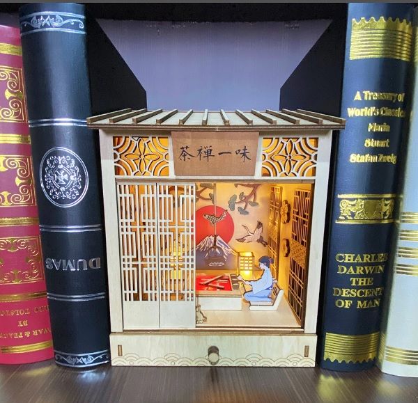 Image D'Un Booknook Représentant Une Personne Préparant Du Thé Japonais Traditionnel Dans Une Maison De Thé À L'Ancienne