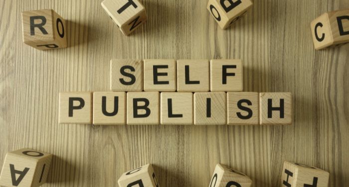 谭字母瓦片组成了“self publish”字样