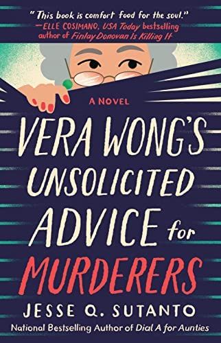 Jesse Q. Sutanto'nun yazdığı Vera Wong'un Katiller İçin İstenmeyen Tavsiye kitabının kapağı;  pencere panjurlarından bakan yaşlı bir Asyalı kadının illüstrasyonu